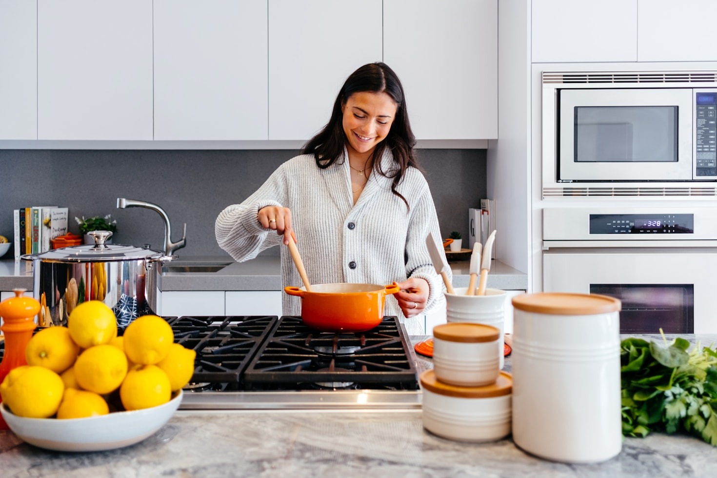 Cinco técnicas esenciales para cocineros principiantes
